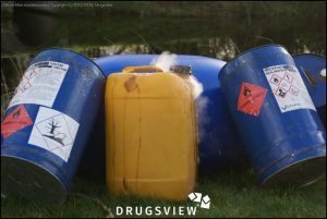 dumping met dampende jerrycan